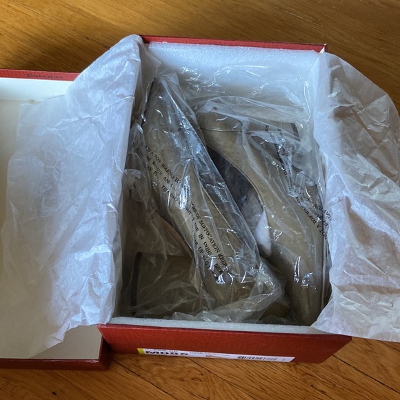 Donald Pliner Glenn Dark Taupe Distressed Patent shoe,  Size 8.5, new in box. - Picture 5 of 6